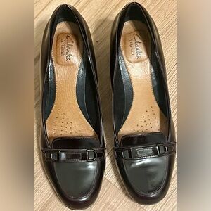 Clarks Artisan Sz 9M Glossy Dark Brown Leather Pumps Loafers Slip on 3” heel